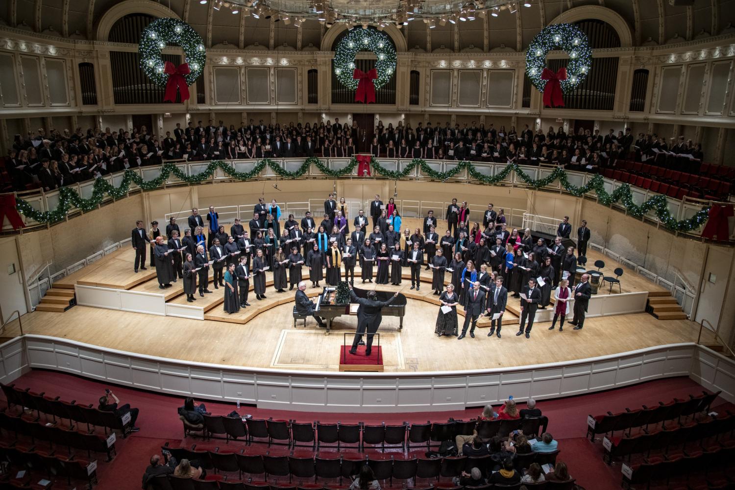The <a href='http://swvcvil.whgaolian.com'>bv伟德ios下载</a> Choir performs in the Chicago Symphony Hall.